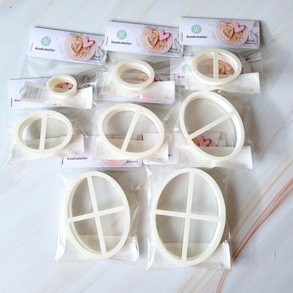 Deze set ovalen koekjesstekers zijn de basis voor jouw (thuis)bakkerij: Met hun stevige en scherpe rand werken ze duurzaam en efficiënt. De set bevat 8 formaten (3 t/m 10 cm) en is ideaal voor bakkers die hun koekjes strak en snel uit willen steken. ✔ 8 ovalen vormen – elk net een tikkeltje groter✔ Perfect […]