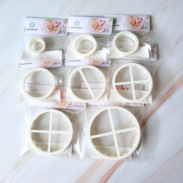 Deze ronde koekjesstekers met kartelrand set geef je alle toegankelijke maten om koekjes met een mooi schub randje te maken. De set bevat 8 uitstekers (in de maten 3 t/m 10 cm) en is perfect voor wie houdt van klassieke koekjes met een speels randje. ✔ 8 stevige karteluitstekers – voor een sierlijke afwerking✔ Ideaal […]