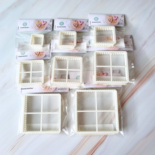 Deze set vierkante koekjesstekers met kartelrand (in de maten 3 t/m 10cm) is perfect voor een schattig maar stevig koekje. Leuk te combineren met fijne patroontjes van een fondantstempel of lieve teksten en bloemetjes. Dè basis voor jouw cookiecutter collectie. ✔ 8 stevige uitstekers in de meest gebruikte maten✔ Gemaakt van hoogwaardig kunststof – duurzaam en […]