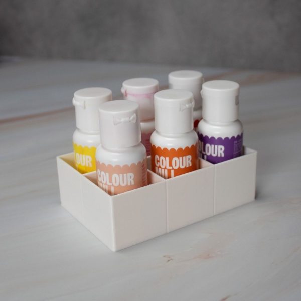 Door dit witte opbergbakje voor kleurstoffen met 6 of 12 vakjes vallen je Colour Mill kleurstoffen nooit meer om. Sorteer ze netjes op kleur of zet de populairste kleuren bij elkaar zodat je nog sneller en efficiënter kan werken. Vanaf nu hoef je nooit meer te zoeken! Je kan de bakjes aan de onderkant of […]